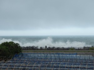 2015年の台風11号による影響で海は大荒れ