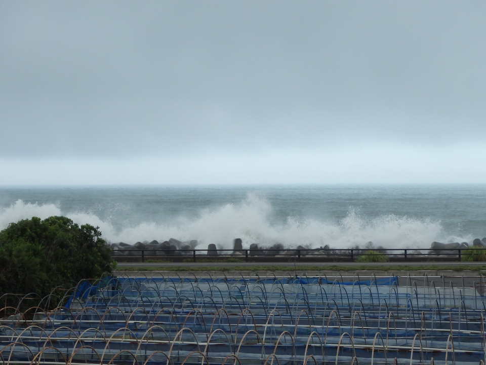 2015年の台風11号による影響で海は大荒れ